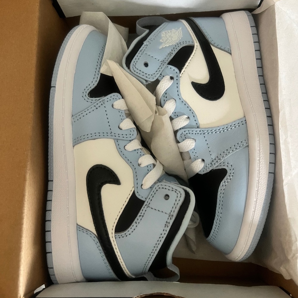 Air Jordan 1 Mid Ice Blue